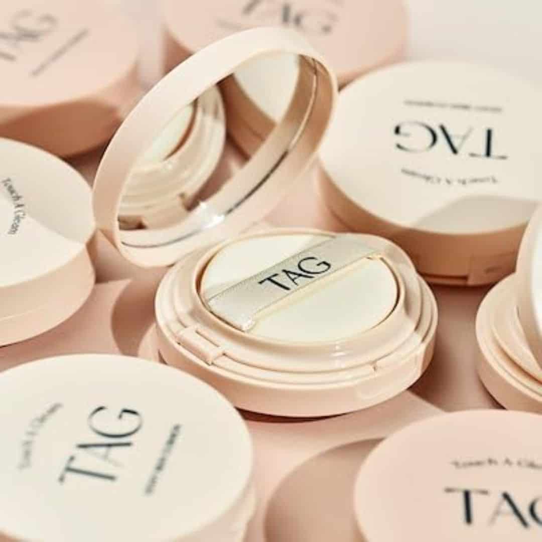 TAG Velvet Cover Cushion No.01 Pale Light I Rozświetlający cushion o aksamitnym wykończeniu