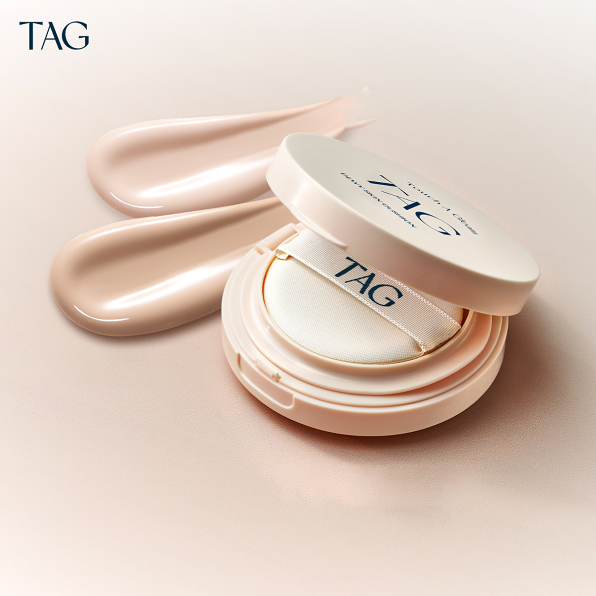 Tag Dewy Skin Cushion nr.01 Pale Light SPF50+ 15g I Rozświetlający Cushion z Efektem Glow